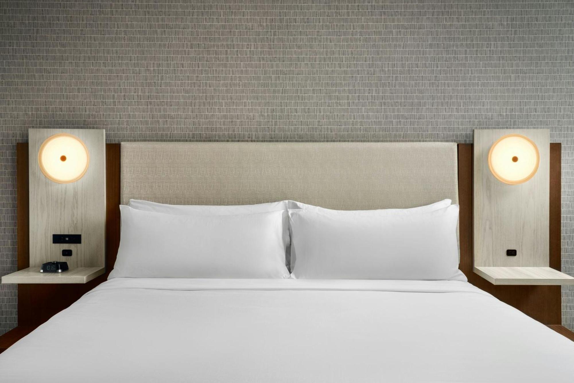 The National Landing Crystal Hotel Arlington